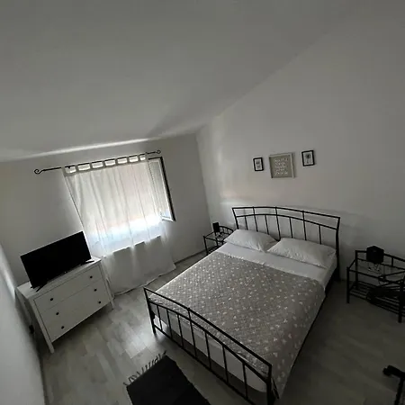 Petrovic Apartment Pirovac
